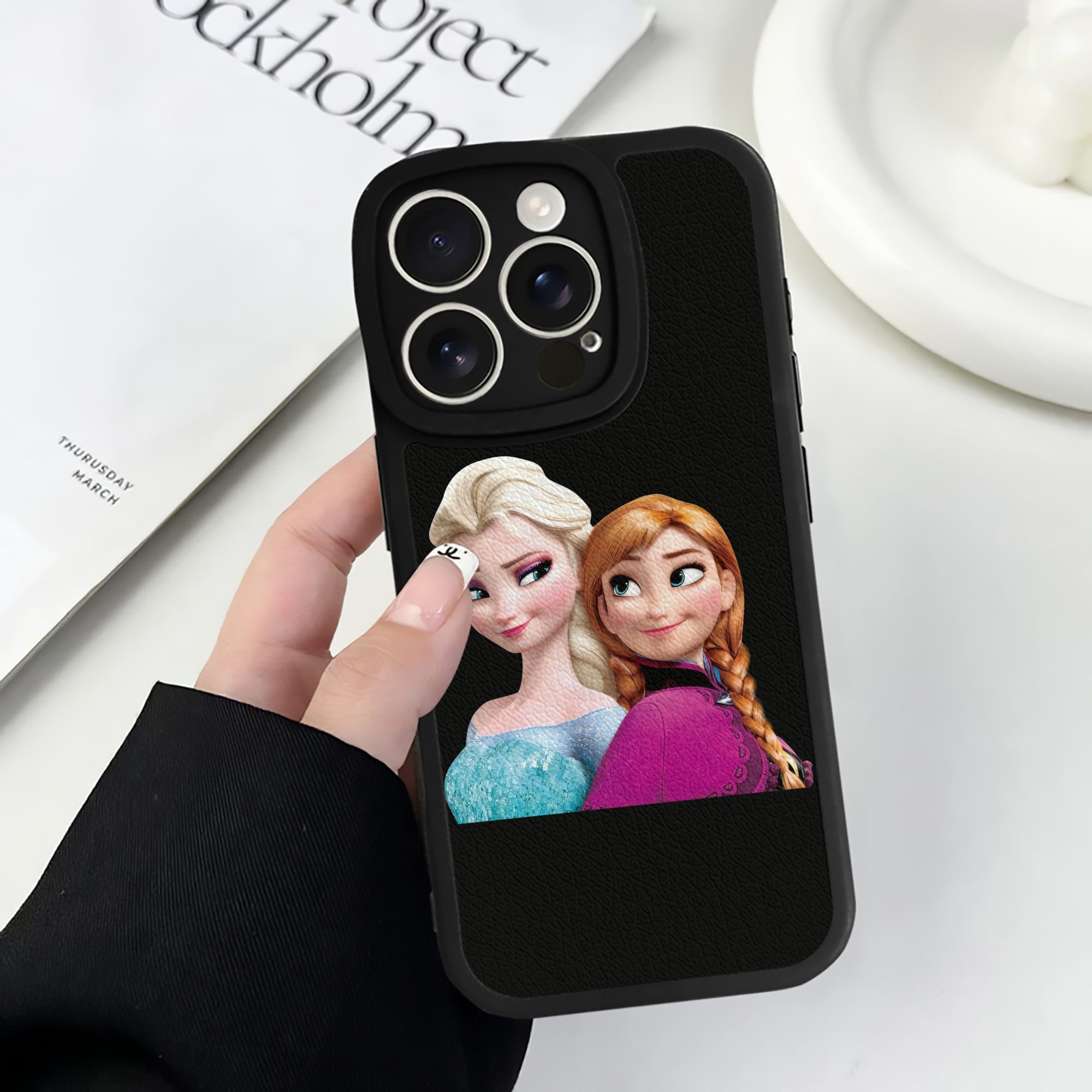 （画像用） アナと雪の女王 アンナ エルサ Frozen Anna Elsa 【iPhone 16シリーズ対応】シリコンスマホケース（レザー調） 材質：シリコン